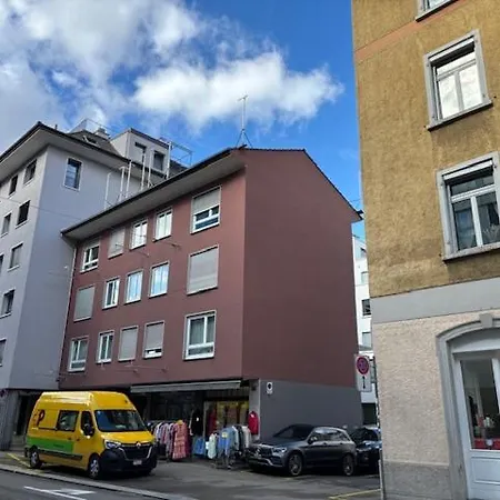 Modest In The Center - Cross 4 * Zürich