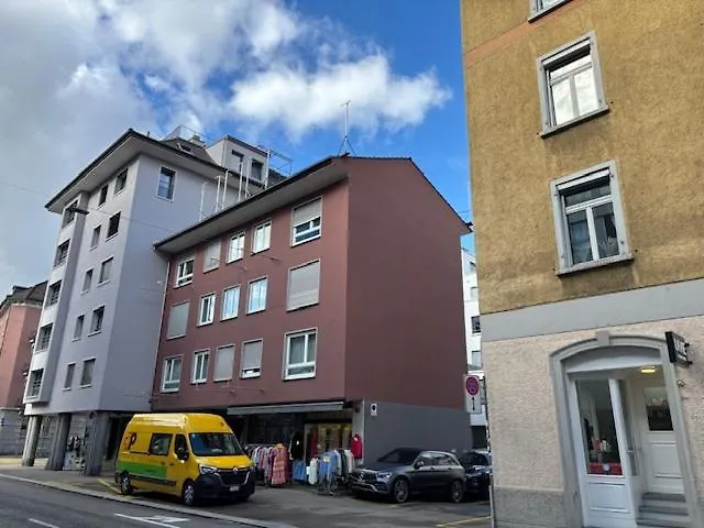 Modest In The Center - Cross 4 * Zürich